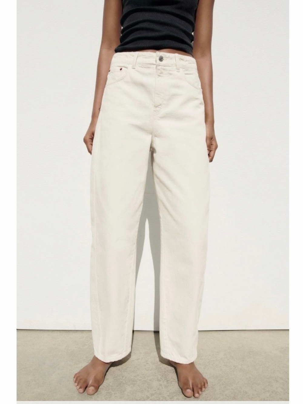 Zara MidRise Cropped Carrot Leg Jeans in White, size 10 NWT